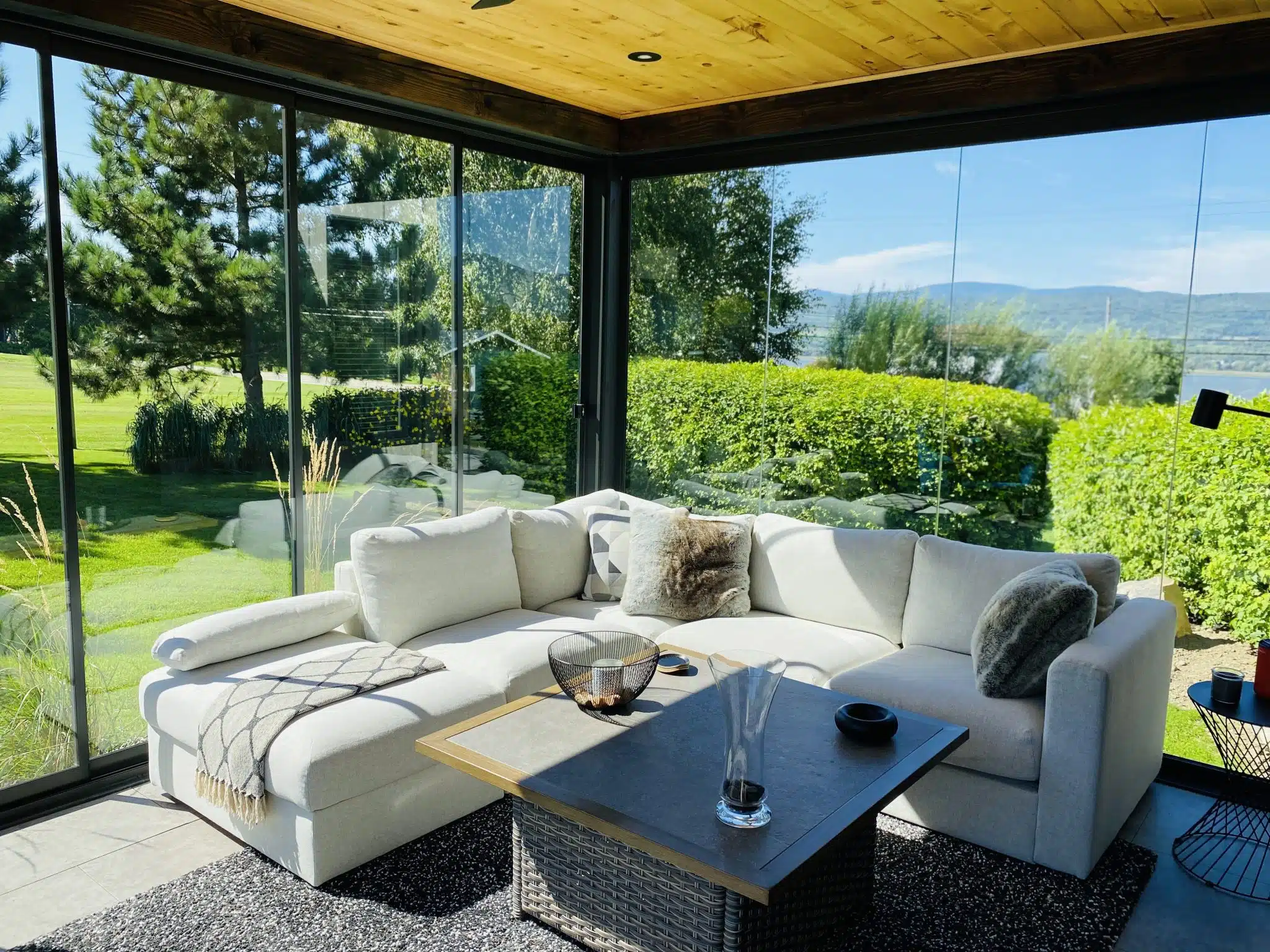 Indoor-outdoor lounge with glass system
